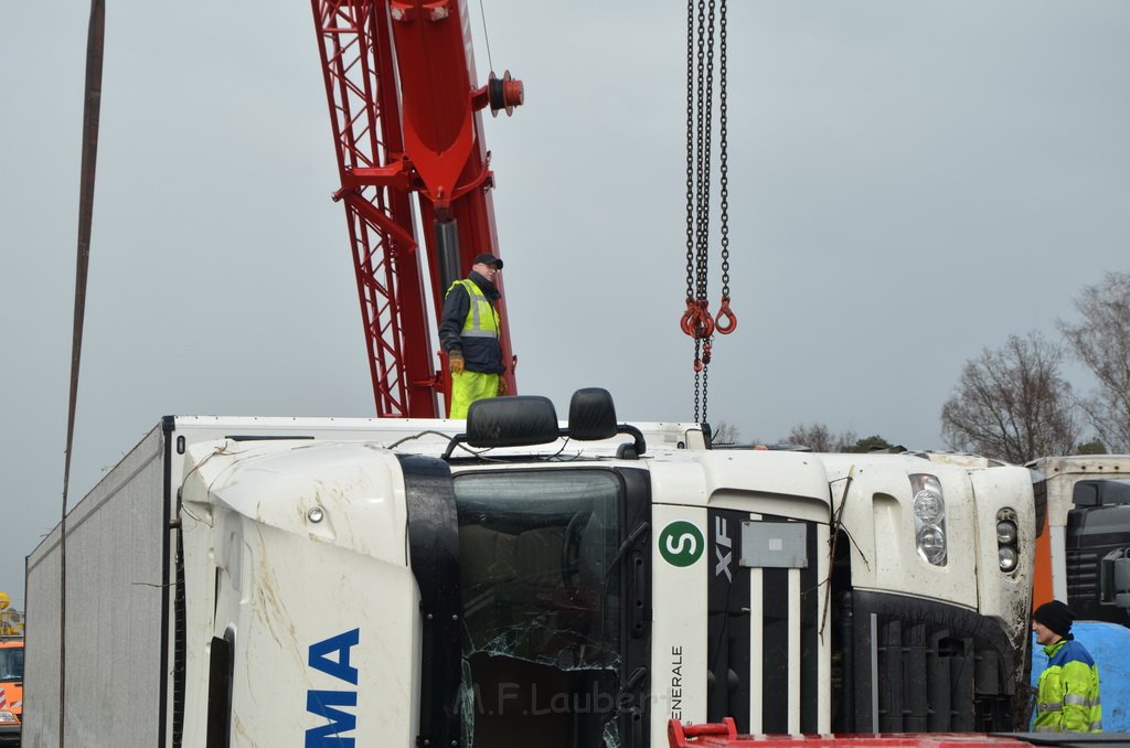 VU LKW umgestuerzt A 3 Rich Frankfurt AS Koenigsforst P496.JPG - Miklos Laubert